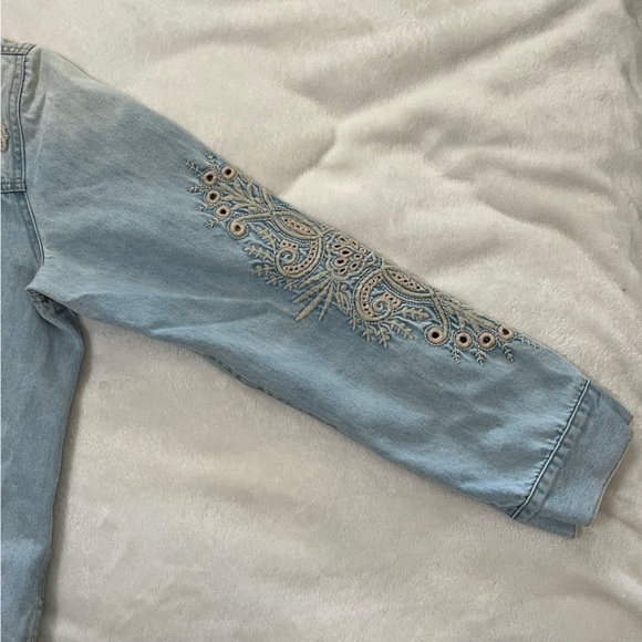 Johnny Was Workshop Embroidered Light Wash Denim Jean Jacket - Picture 5 of 13